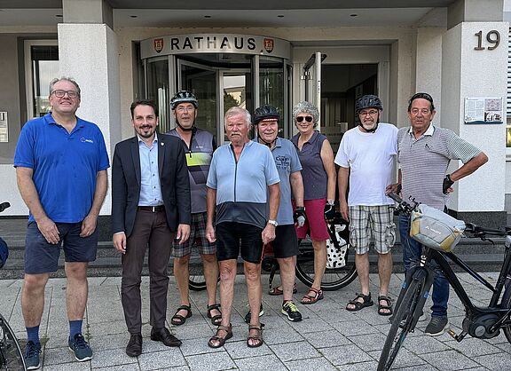 Bürgermeister Großgarten wünschte der Radtour nach Siegburg eine gute Fahrt.