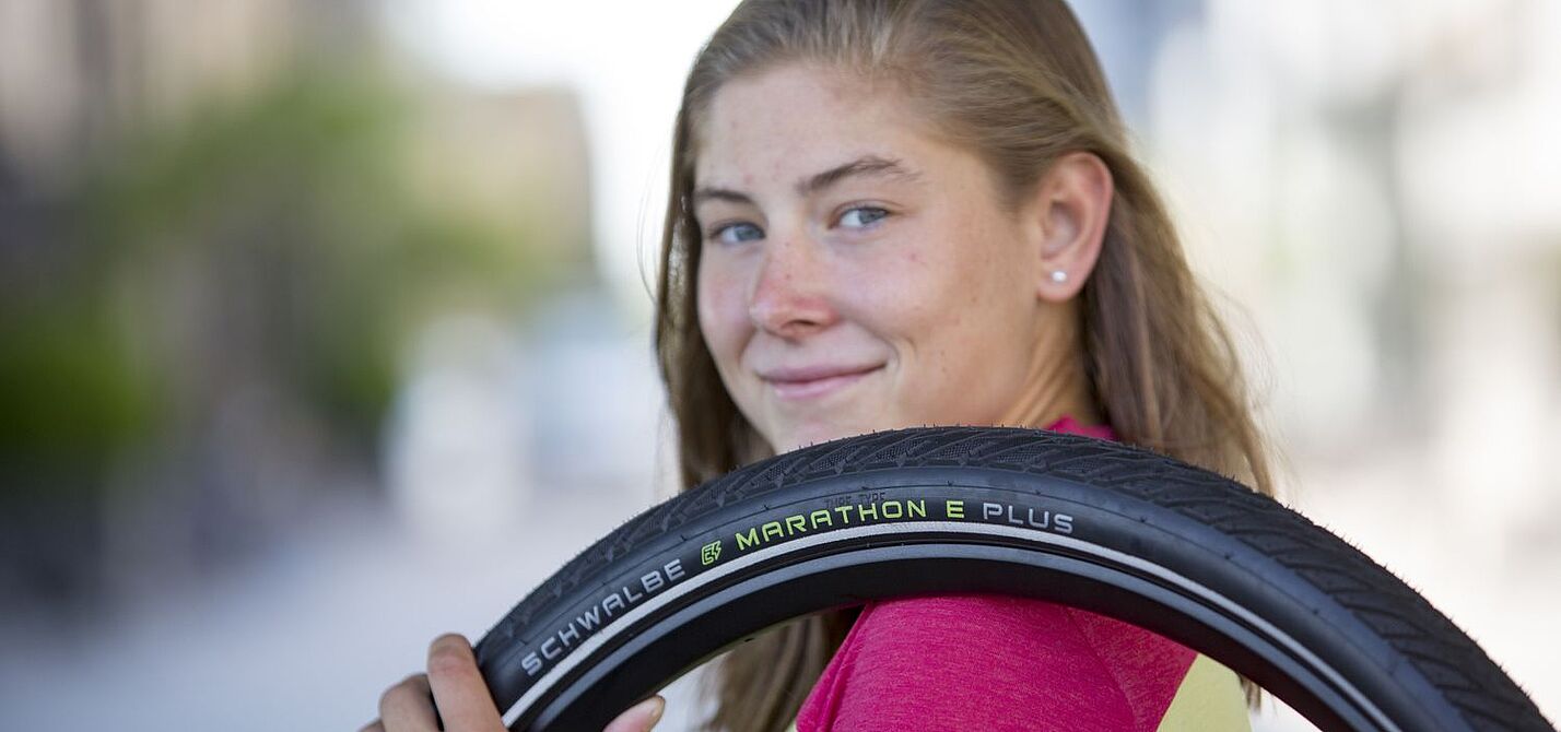 Reifen für Elektroräder Reifenhersteller Schwalbe bietet mit dem "Marathon E-Plus" einen Pneu mit besonders auf E-Bikes zugeschnittenen Qualitäten an. Er ist auch für die schnelle S-Klasse zugelassen.